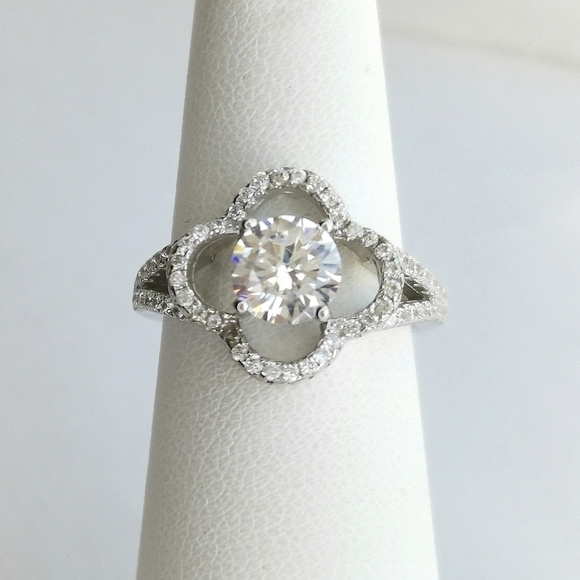 Nwt Clover Flower CZ ring size 6 in Sterling Silver - Picture 6 of 6